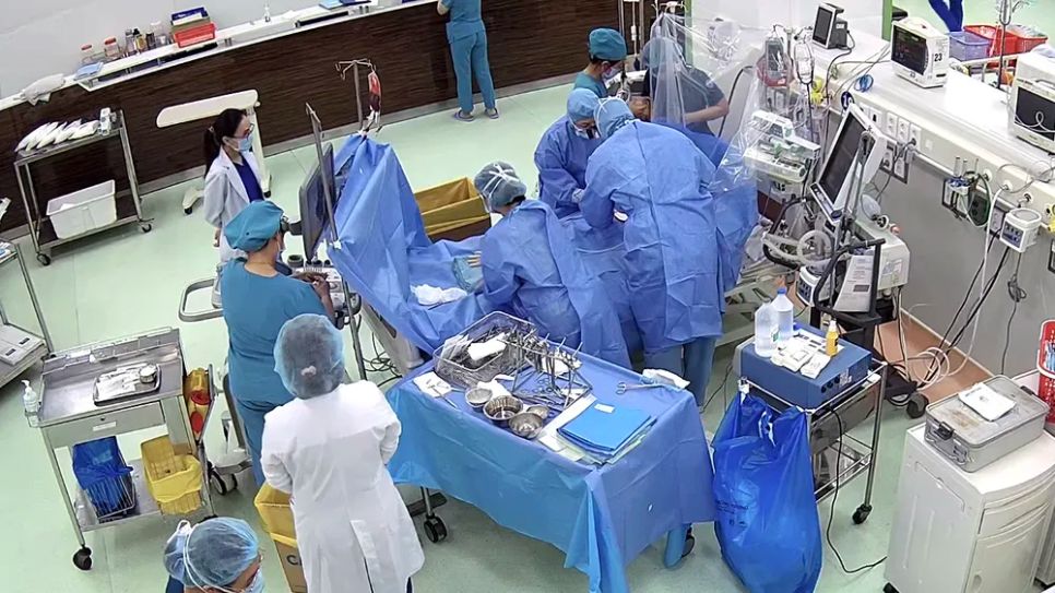 Ê-kíp chạy đua với thời gian thiết lập hệ thống ECMO gắn vào cơ thể bệnh nhi