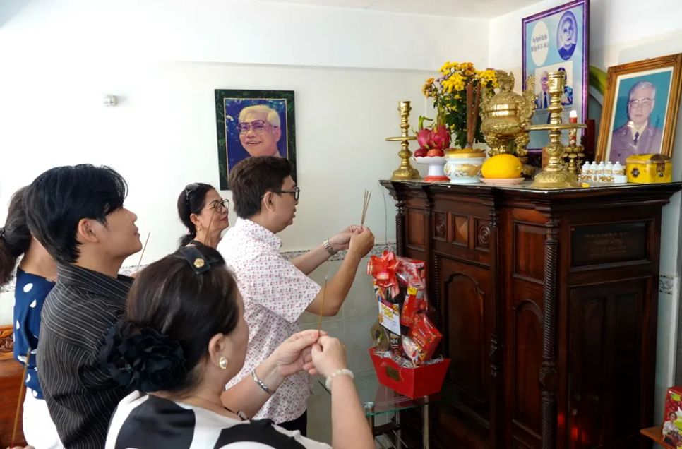 Chủ tịch Hội Âm nhạc TPHCM Nguyễn Quang Vinh dẫn đầu đoàn đến thăm gia đình nhạc sĩ Xuân Hồng, các thành viên trong đoàn đã cùng thắp nén hương tưởng nhớ người nhạc sĩ tài hoa có ca khúc nổi tiếng: 