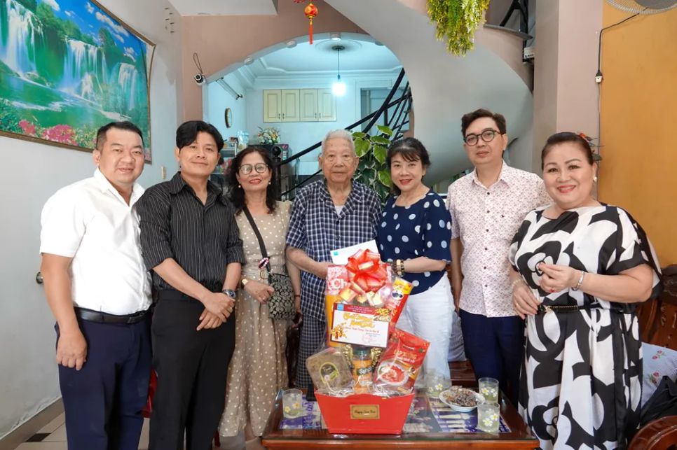 Đoàn Hội Âm nhạc TPHCM đến thăm và chúc tết Đại tá - NSƯT Vũ Thành. Ảnh: THÚY BÌNH