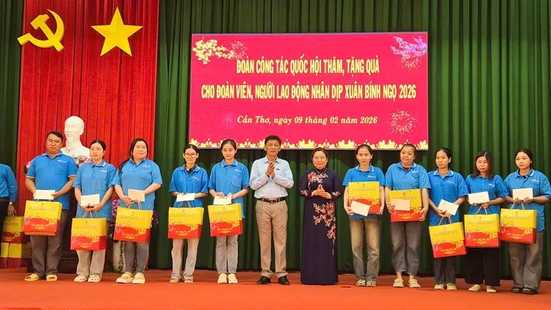 Chủ tịch Hội đồng Dân tộc của Quốc hội Lâm Văn Mẫn trao quà Tết cho người lao động khó khăn