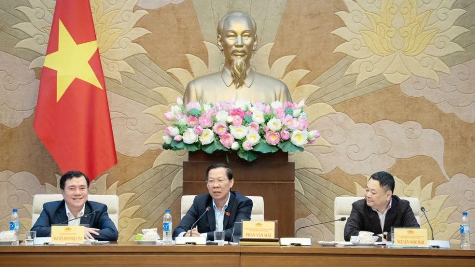 Chủ nhiệm Ủy ban Kinh tế và Tài chính Phan Văn Mãi (giữa), Phó Chủ nhiệm Ủy ban Kinh tế và Tài chính Nguyễn Ngọc Bảo (phải), Thứ trưởng Bộ Công thương Nguyễn Sinh Nhật Tân đồng chủ trì hội nghị