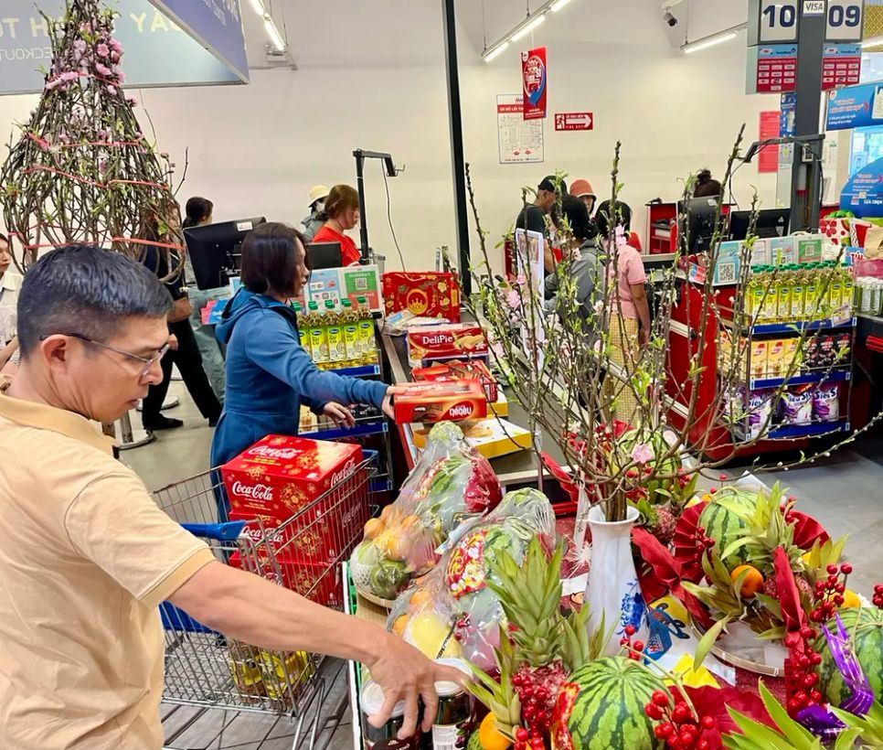 Người dân chọn mua đào, trái cây tươi chưng tết tại siêu thị MM Mega Market Hiệp Phú