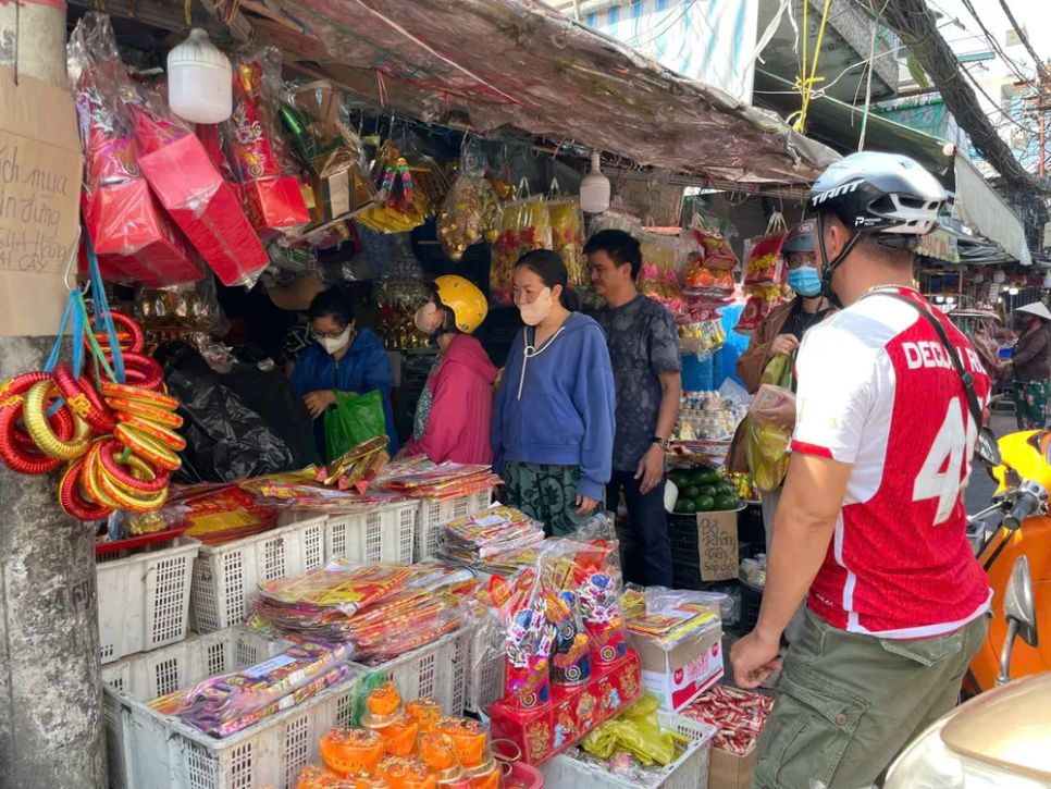 Người dân chọn mua đồ cúng tại khu vực chợ Bà Chiểu