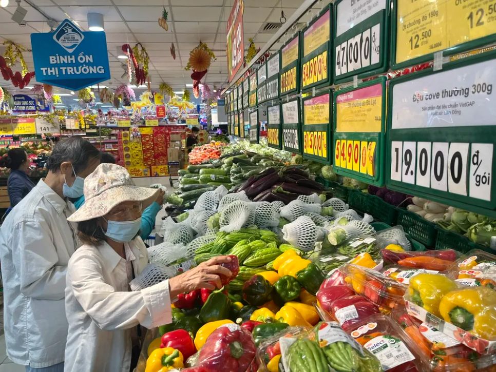 Người tiêu dùng chọn mua trái cây, rau củ các loại tại siêu thị Co.opmart Xa lộ Hà Nội, TPHCM