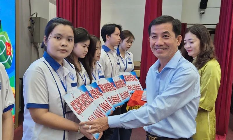 Lãnh đạo Công ty XSKT Sóc Trăng trao học bổng Lương Định Của cho sinh viên hiếu học