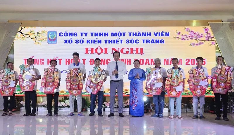 Lãnh đạo TP Cần Thơ trao quà cho người bán vé số dạo tại hội nghị.