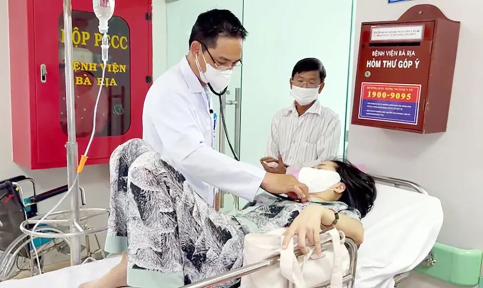 Bệnh nhân được cấp cứu tại Bệnh viện Đa khoa Bà Rịa (TPHCM) sau buổi tất niên công ty