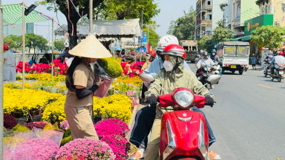 Ngay khi hoa cập bến, bắt đầu đã có khách hàng tới mua sắm. Ảnh: ĐÌNH DƯ