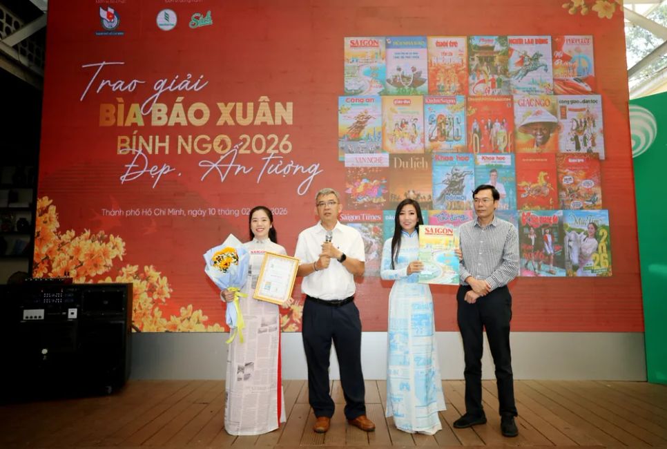 Nhà báo Ngô Quang Trưởng, Phó Tổng Thư ký Tòa soạn Báo SGGP, chia sẻ về bìa giai phẩm Xuân Bính Ngọ 2026. Ảnh: DŨNG PHƯƠNG