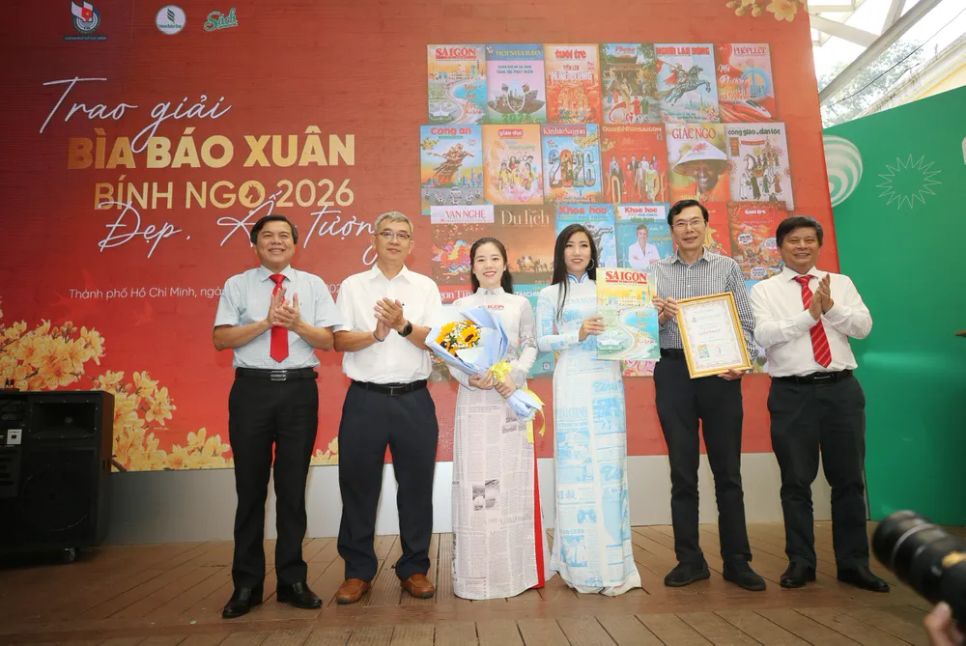 Phó Trưởng Ban Tuyên giáo và Dân vận Thành ủy TPHCM Tăng Hữu Phong và Phó Chủ tịch Hội Nhà báo Việt Nam - phụ trách phía Nam Trần Trọng Dũng trao giải Nhất - Giải Bìa Báo Xuân Bính Ngọ 2026 đến đại diện Báo Sài Gòn Giải Phóng. Ảnh: DŨNG PHƯƠNG