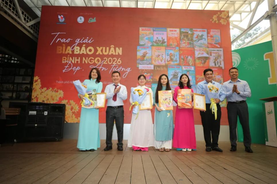 Trao giải Ba cho các đơn vị. Ảnh: DŨNG PHƯƠNG