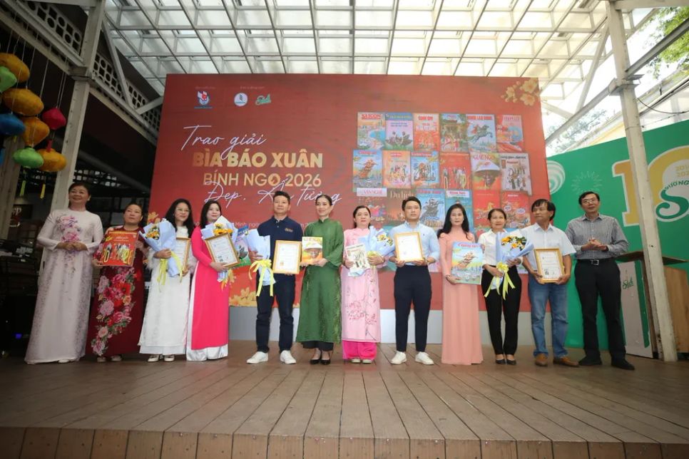 Trao giải Khuyến khích cho các đơn vị. Ảnh: DŨNG PHƯƠNG