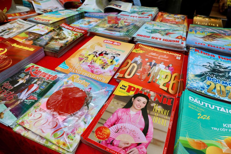 Bạn đọc có thể lựa chọn các ấn phẩm yêu thích và đóng góp theo mức đồng giá 50.000 đồng/tờ nhằm gây quỹ từ thiện ngay tại không gian Đường sách TP.HCM