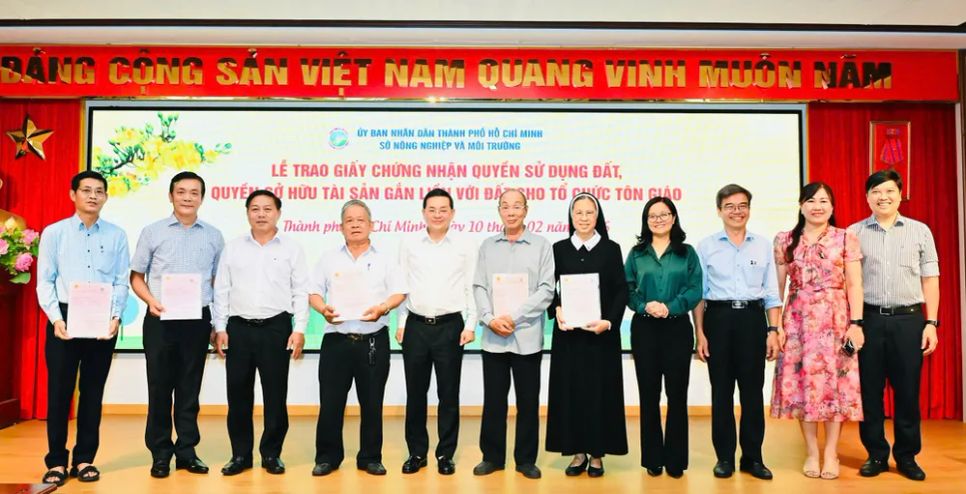 Đại diện các cơ sở tôn giáo nhận GCN. Ảnh: <span style=