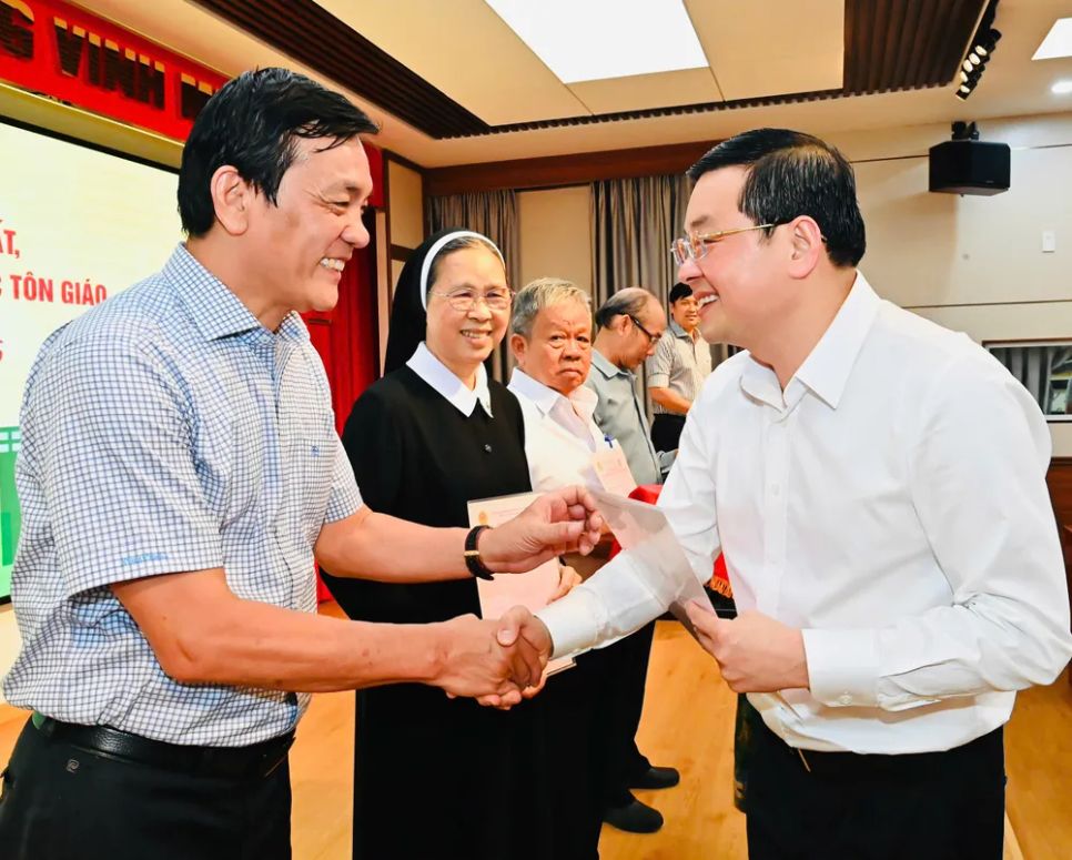 Giám đốc Sở NN-MT TPHCM Nguyễn Toàn Thắng trao GCN cho đại diện Giáo xứ Vườn Xoài. Ảnh: Việt Dũng