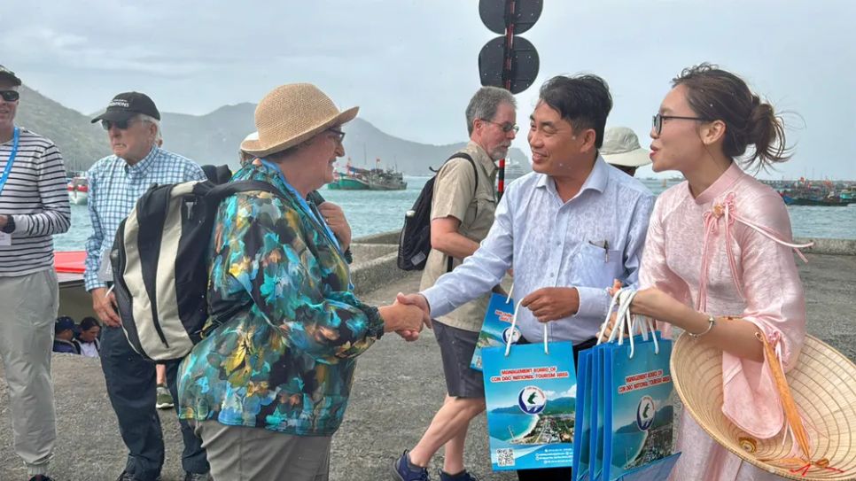 Du khách tàu Le Jacques Cartier được chào đón tại đặc khu Côn Đảo