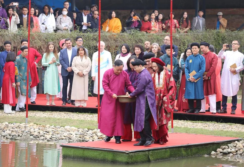 Các đại biểu tham gia nghi lễ thả cá chép