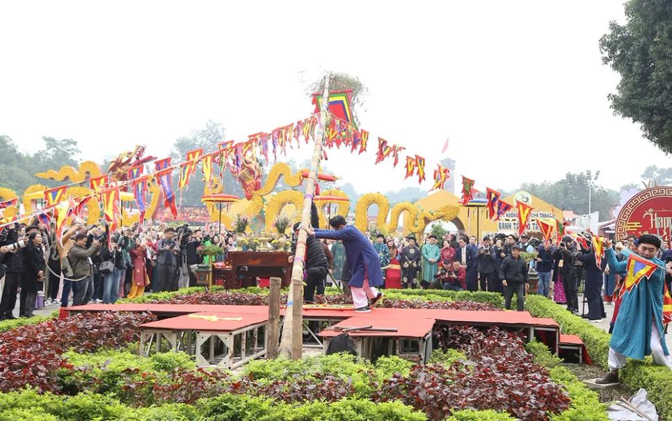 Các đại biểu treo khánh lên cây nêu cầu chúc năm mới nhiều may mắn