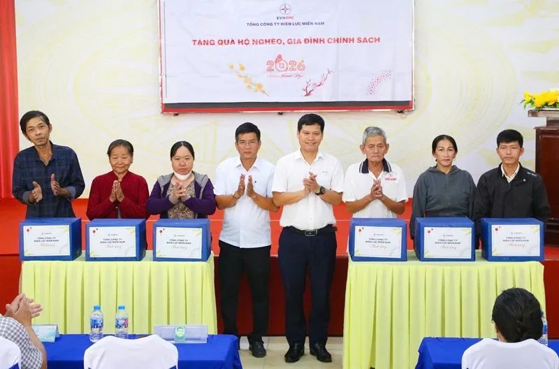 EVNSPC trao quà Tết cho hộ gia đình chính sách, khó khăn tại Cần Thơ