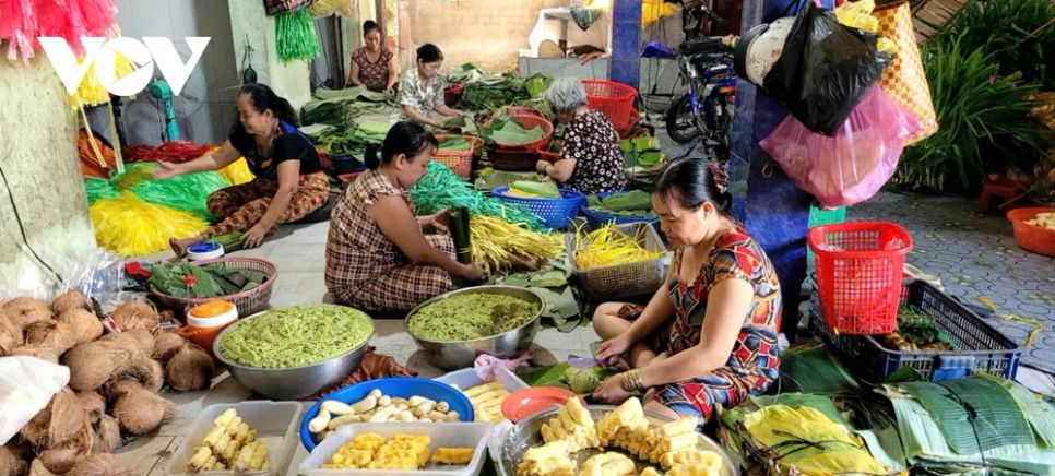 Các cơ sở sản xuất bánh ở phường Mỹ Phong bắt đầu vào cao điểm mùa vụ Tết