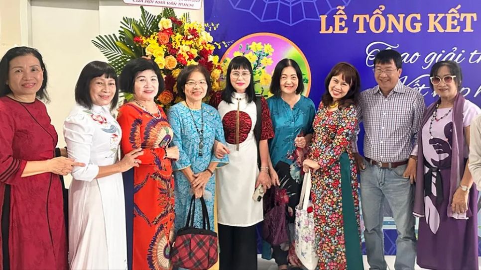 Tác giả đến từ các khu vực khác nhau của thành phố trong buổi họp mặt đầu xuân