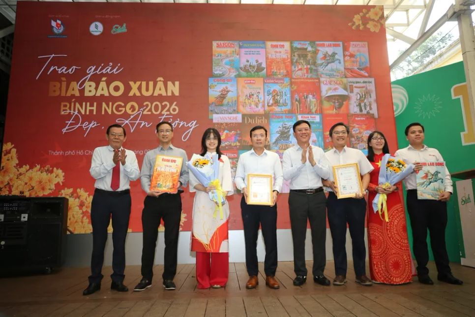 Báo Tuổi Trẻ và Báo Người Lao động nhận giải Nhì - Giải Bìa Báo Xuân Bính Ngọ 2026. Ảnh: DŨNG PHƯƠNG