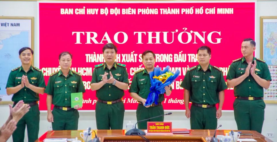Đảng ủy, Ban Chỉ huy BĐBP TPHCM trao thưởng nóng cho tập thể Phòng Nghiệp vụ