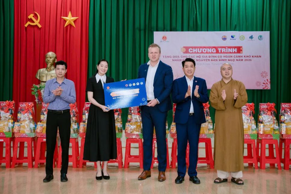 Đại diện 2 tập đoàn Hùng Nhơn, De Heus trao 600 phần quà cho xã Ea M’Droh, tỉnh Đắk Lắk