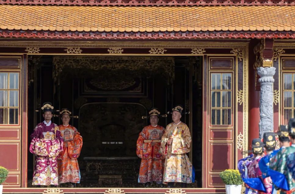 Các nghi thức được nghiên cứu kỹ lưỡng dựa trên tư liệu lịch sử, trong đó trang phục các quan văn - võ được phục dựng đúng theo khuôn mẫu cung đình