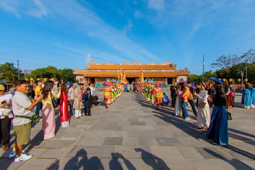 Lễ Thiết triều nguyên đán triều Nguyễn thu hút đông đảo du khách thưởng lãm