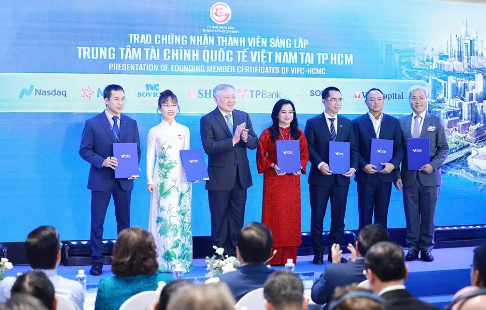 Phó Thủ tướng Thường trực Nguyễn Hoà Bình trao chứng nhận cho các thành viên tham gia sáng lập VIFC-HCMC. Ảnh: VGP/Nhật Bắc