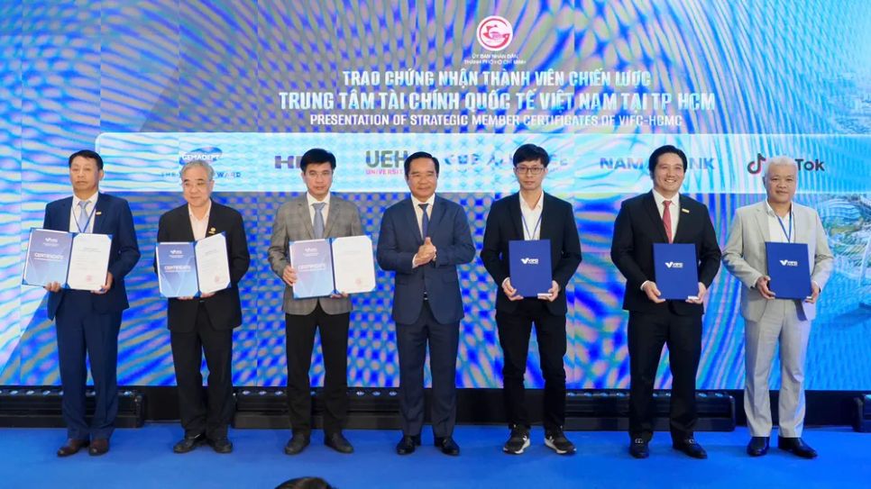 Chủ tịch UBND TPHCM Nguyễn Văn Được trao chứng nhận thành viên chiến lược. Ảnh: HOÀNG HÙNG