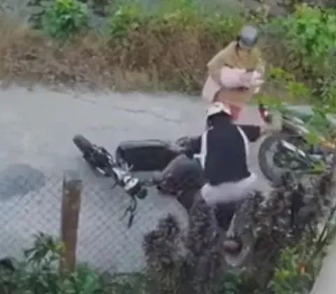 Nam sinh lớp 9 bị đánh sau va chạm giao thông ở Tây Ninh. Ảnh cắt từ camera an ninh