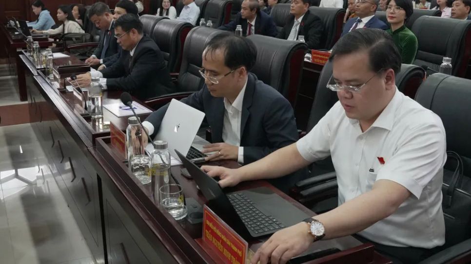 Các đại biểu bấm nút thông qua. Ảnh: XUÂN QUỲNH