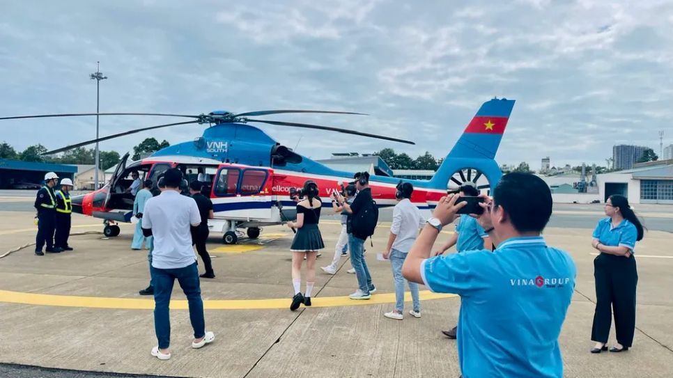 Đoàn khách chuẩn bị lên trực thăng ngắm cảnh