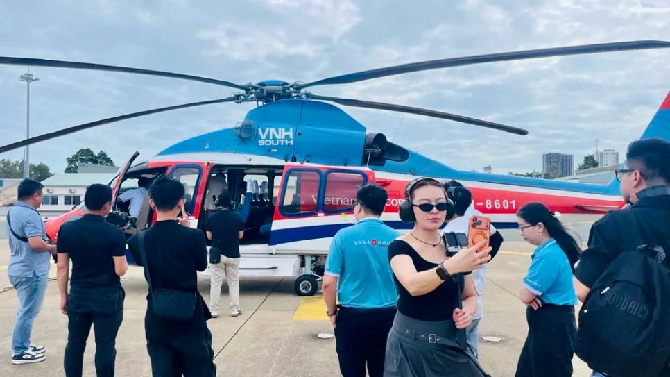 Du khách chuẩn bị bay ngắm cảnh TPHCM