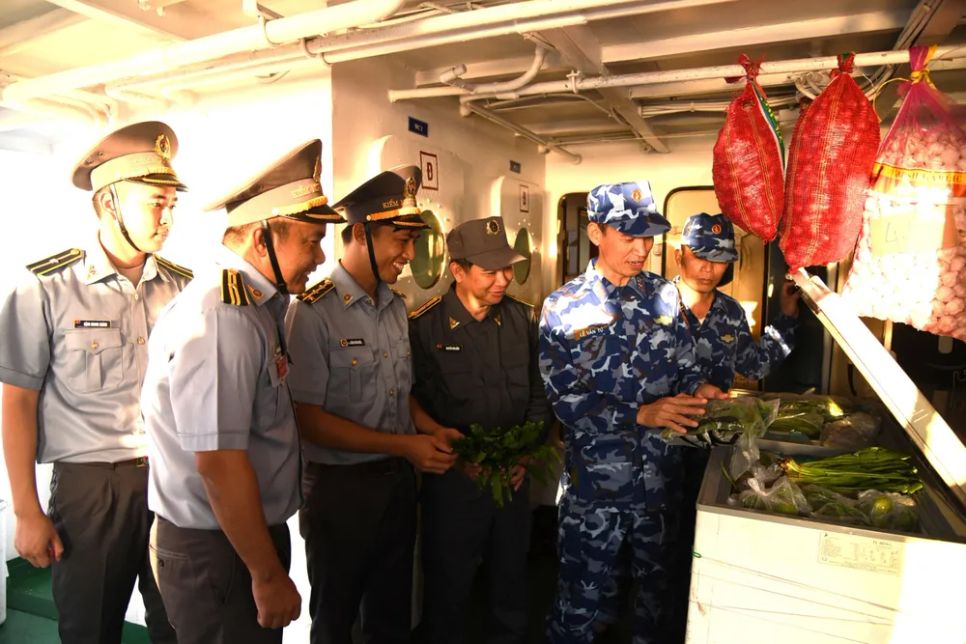 Đại tá Lê Văn Tú, Bí thư Đảng ủy, Chính ủy Vùng Cảnh sát biển 3 kiểm tra công tác sẵn sàng nhiệm vụ của cán bộ, nhân viên tàu KN 402 tại đặc khu Trường Sa