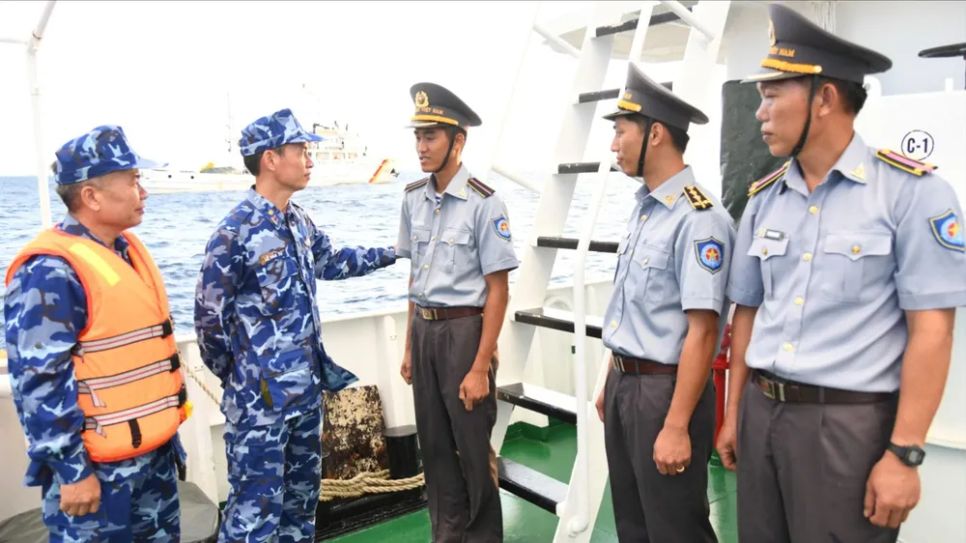 Đại tá Lê Văn Tú, Bí thư Đảng ủy, Chính ủy Vùng Cảnh sát biển 3 thăm hỏi cán bộ, nhân viên tàu KN 441 đang làm nhiệm vụ tại đặc khu Trường Sa