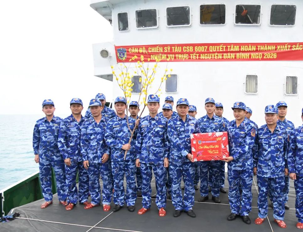 Đại tá Lê Văn Tú, Bí thư Đảng ủy, Chính ủy Vùng Cảnh sát biển 3 thăm hỏi, tặng quà cán bộ, chiến sĩ tàu CSB 6007 đang làm nhiệm vụ tại đặc khu Trường Sa