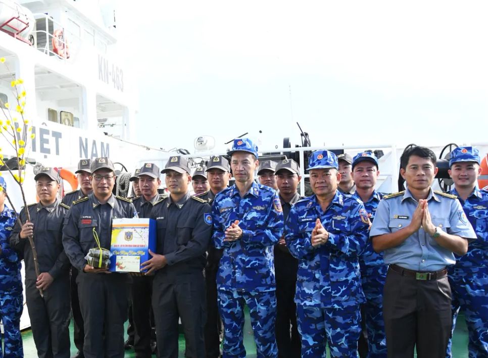 Đại tá Lê Văn Tú, Bí thư Đảng ủy, Chính ủy Vùng Cảnh sát biển 3 thăm hỏi, tặng quà cán bộ, nhân viên tàu KN 420 đang làm nhiệm vụ tại đặc khu Trường Sa