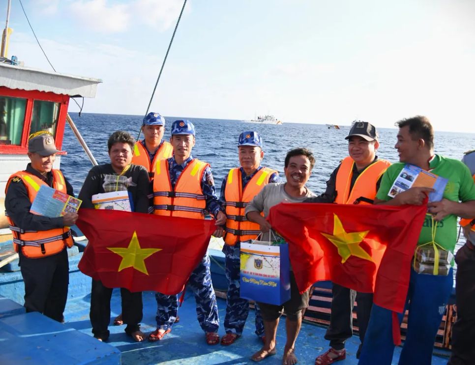 Đại tá Lê Văn Tú, Bí thư Đảng ủy, Chính ủy Vùng Cảnh sát biển 3 thăm hỏi, tặng quà ngư dân đang khai thác hải sản tại đặc khu Trường Sa