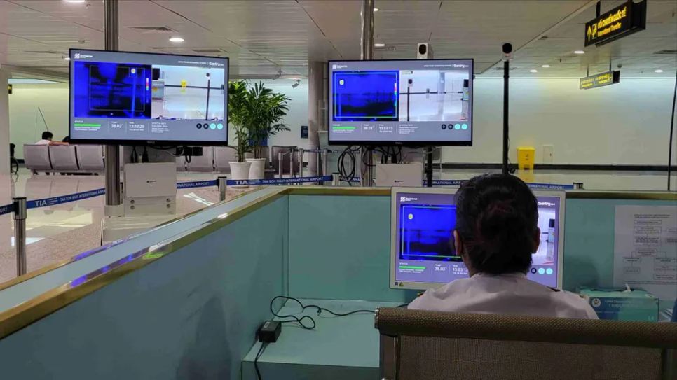 Lực lượng kiểm dịch TPHCM giám sát hành khách đến từ vùng có dịch