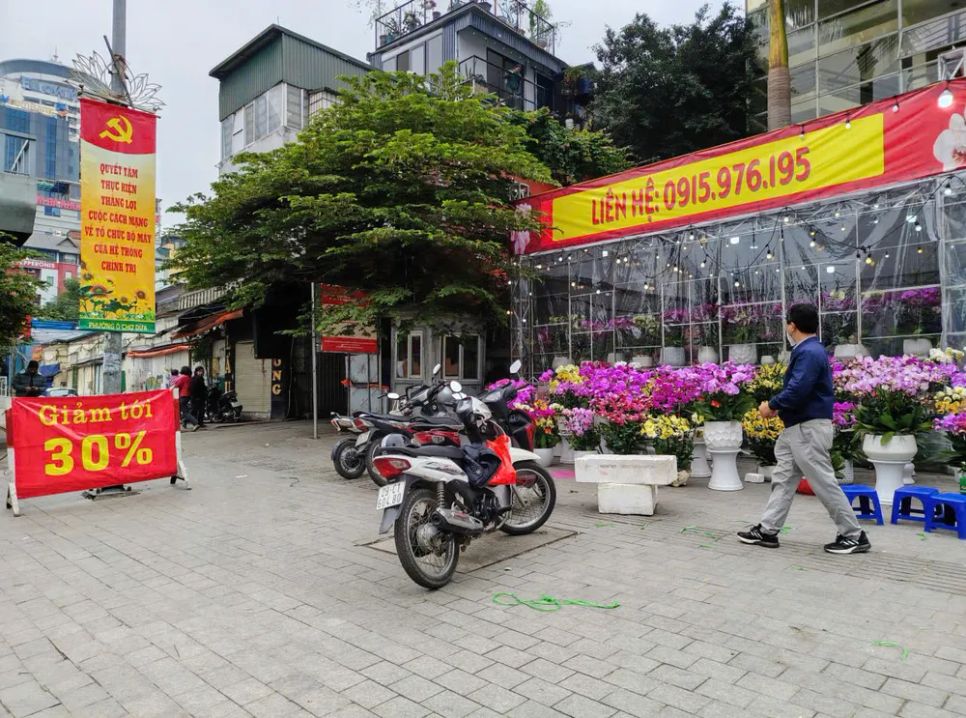 Một cửa hàng bán hoa lan trên phố Láng Hạ treo biển giảm giá tới 30%. Ảnh: QUỐC KHÁNH