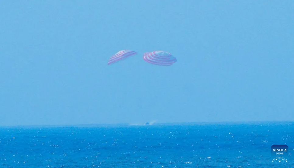 Khoang trở về đáp xuống biển. Ảnh: THX