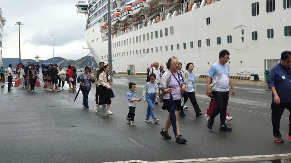 Du khách quốc tế lên bờ tham quan các thắng cảnh ở Khánh Hòa