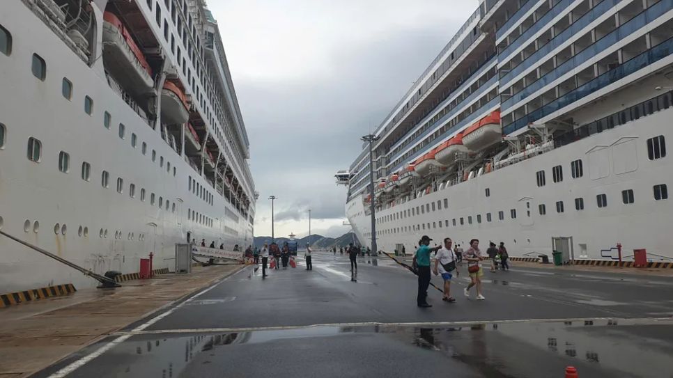 Tàu biển quốc tế Star Voyager cập Cảng quốc tế Cam Ranh, mang theo khoảng 500 du khách đến tham quan Khánh Hòa