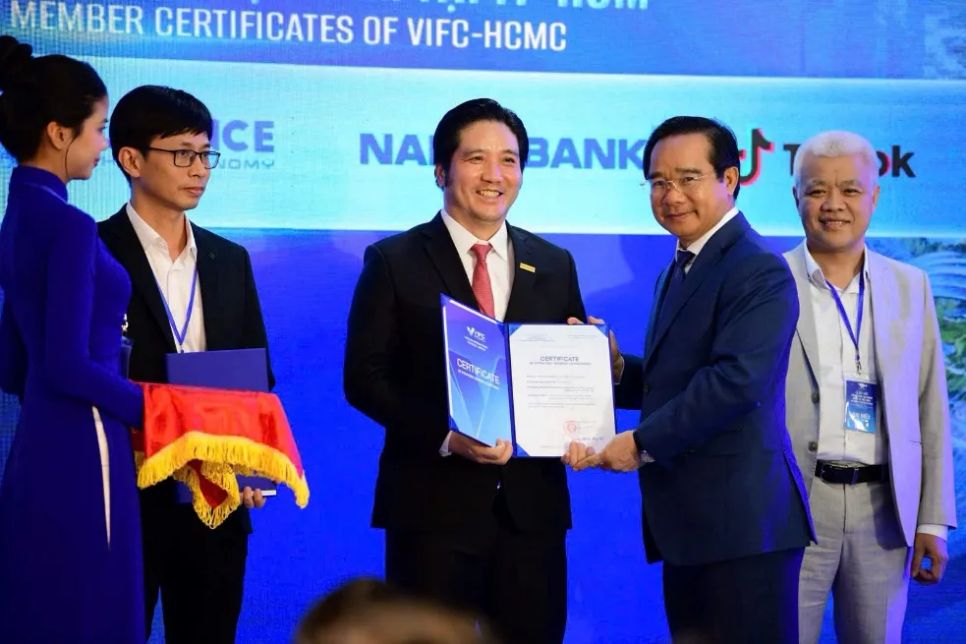 Ông Nguyễn Văn Được, Chủ tịch UBND TPHCM - Phó Chủ tịch Hội đồng điều hành VIFC-HCMC trao Chứng nhận thành viên chiến lược cho đại diện Nam A Bank.