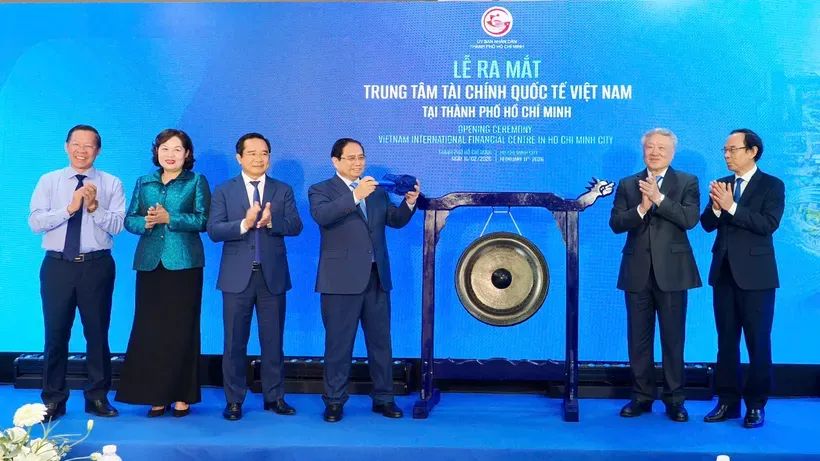 Thủ tướng Phạm Minh Chính và các đại biểu tham gia nghi thức đánh chiêng ra mắt VIFC - HCMC.