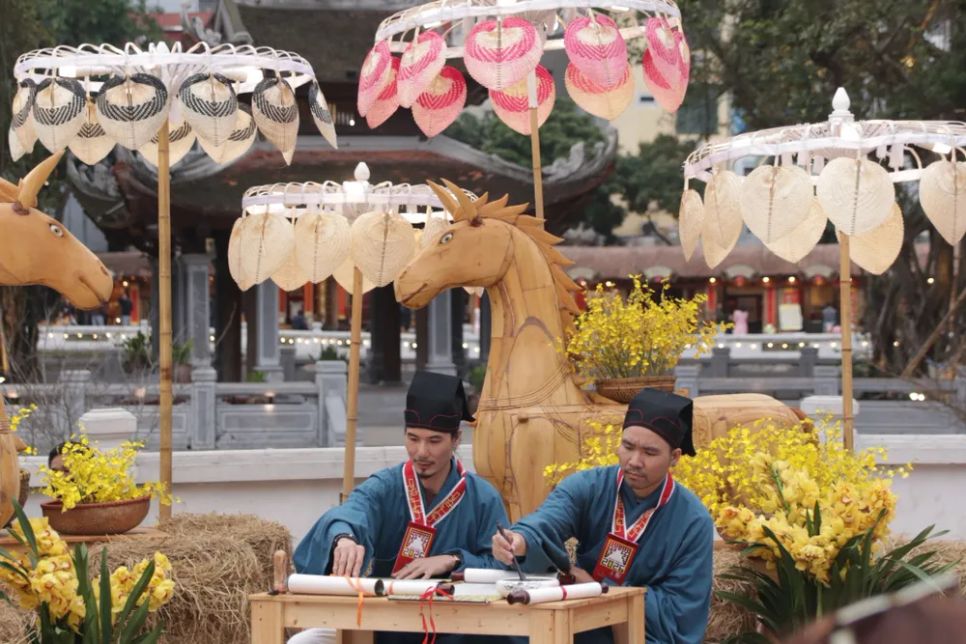 Các ông đồ viết chữ trong ngày khai mạc Hội chữ Xuân 2026