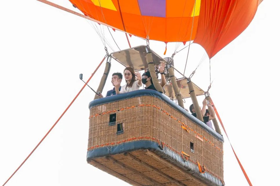 Giữa bầu trời rực sắc, bay qua biển rừng khoáng đạt, khoảnh khắc nói lời yêu hay lưu lại một bức ảnh đôi sẽ trở nên đáng nhớ hơn rất nhiều